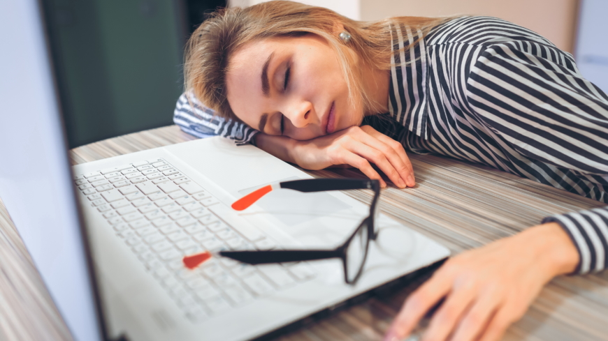 Sömnighet karakteriseras av en tendens att somna. Foto: Shutterstock